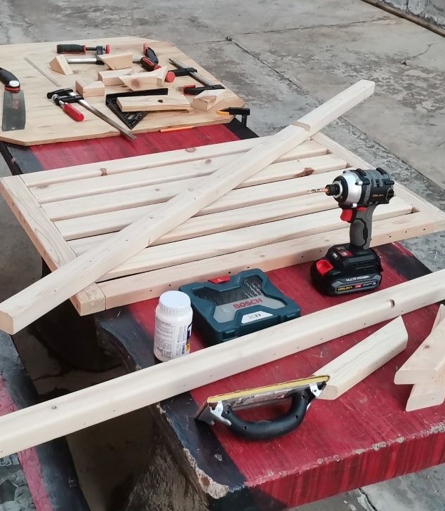 [รูปภาพของโต๊ะกาแฟไม้โอ๊คโมเดิร์น - มุมมองด้านหน้า]