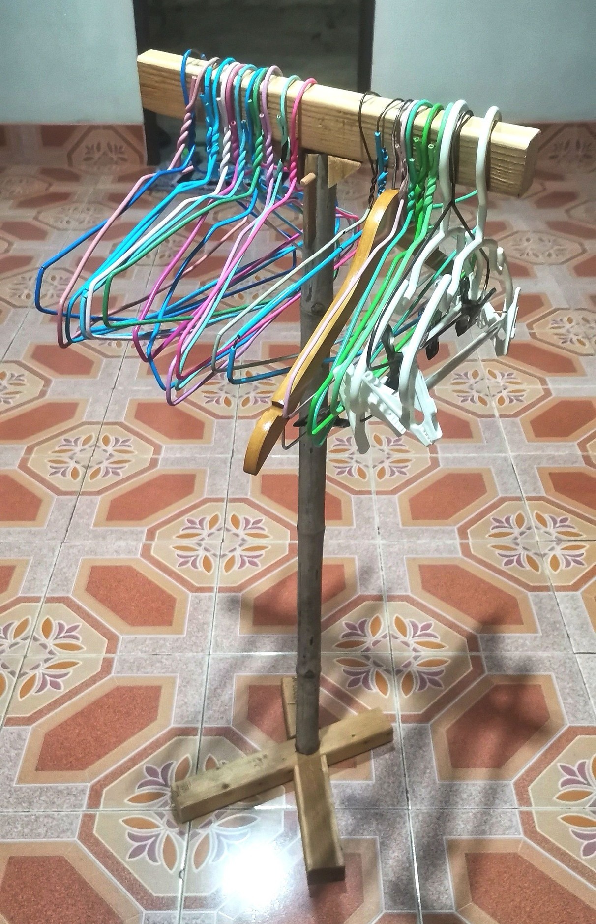 [รูปภาพของโต๊ะกาแฟไม้โอ๊คโมเดิร์น - มุมมองด้านหน้า]