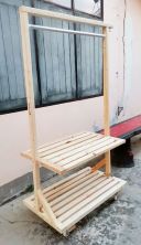 [รูปภาพของชั้นวางของติดผนังพร้อมต้นไม้]